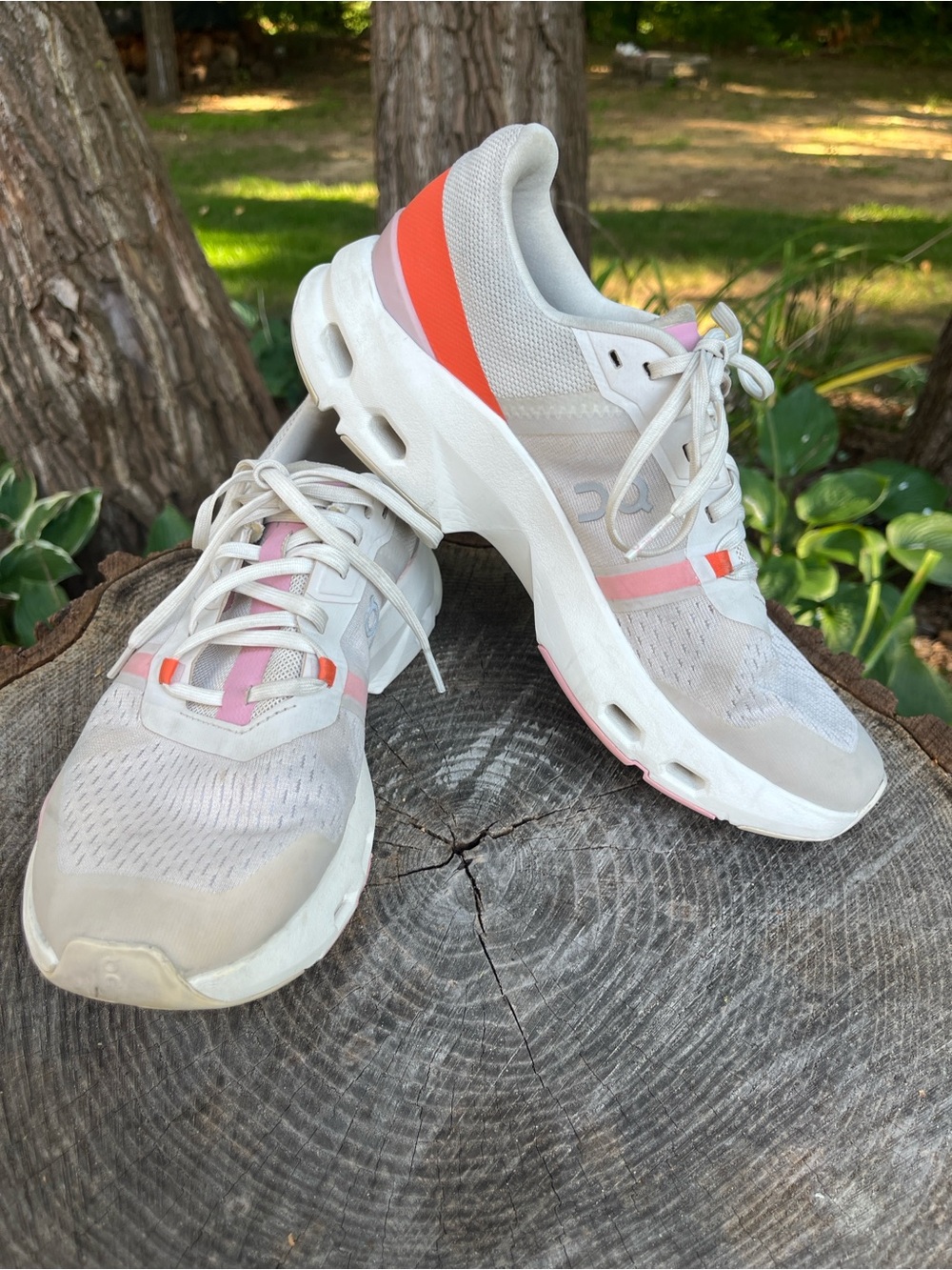 Women’s Lightweight Running Sneakers in Light Gray with Coral Accents
